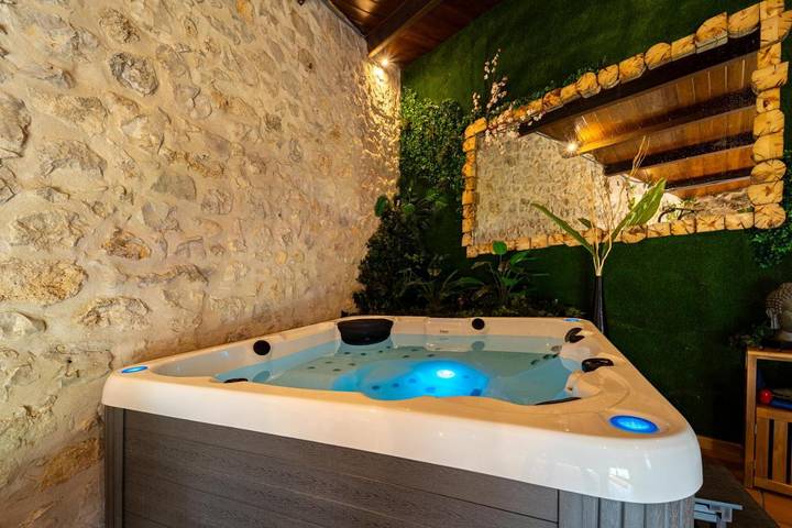 Casa rural para 12 personas, con jacuzzi además de piscina y jardín en La Parrilla