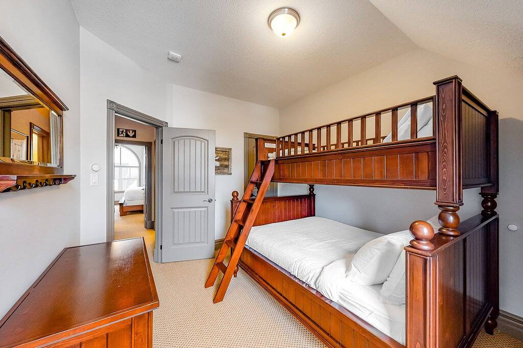 Ganze Wohnung, Beautiful Home w/ Free Wifi, Fireplace, Private Washer/Dryer, and Shared Pool in Blue Mountain (Ontario), Huronsee (Kanada)