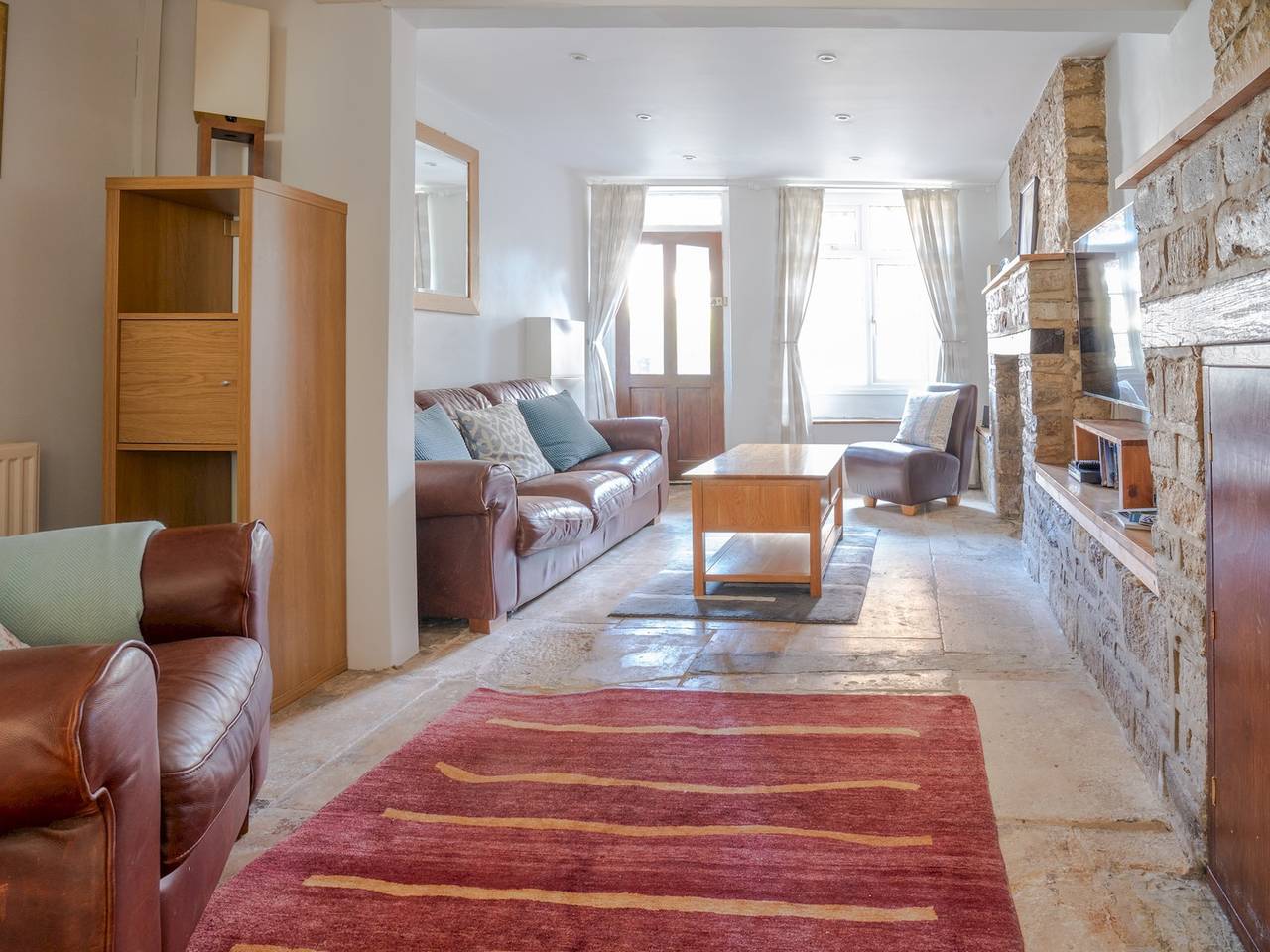 Pass the Keys | Quarry Cottage Courtyard Garden in Cirencester, Gloucestershire