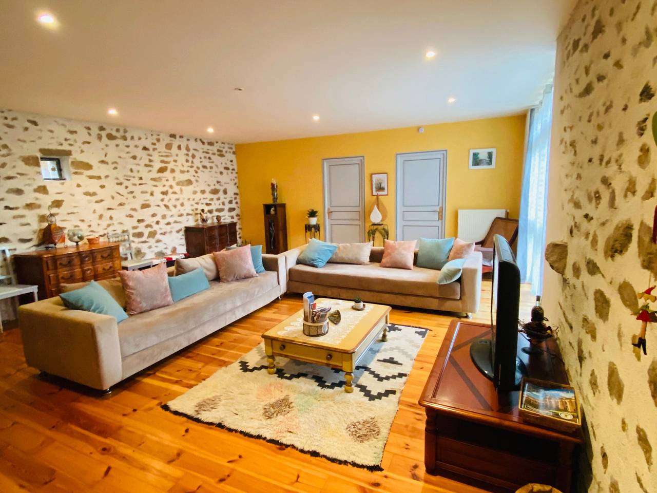 Gîte 4 étoiles au cœur de l’Auvergne avec terrasse, jardin clos et équipements pour enfants in Saint-Beauzire, Haute-Loire