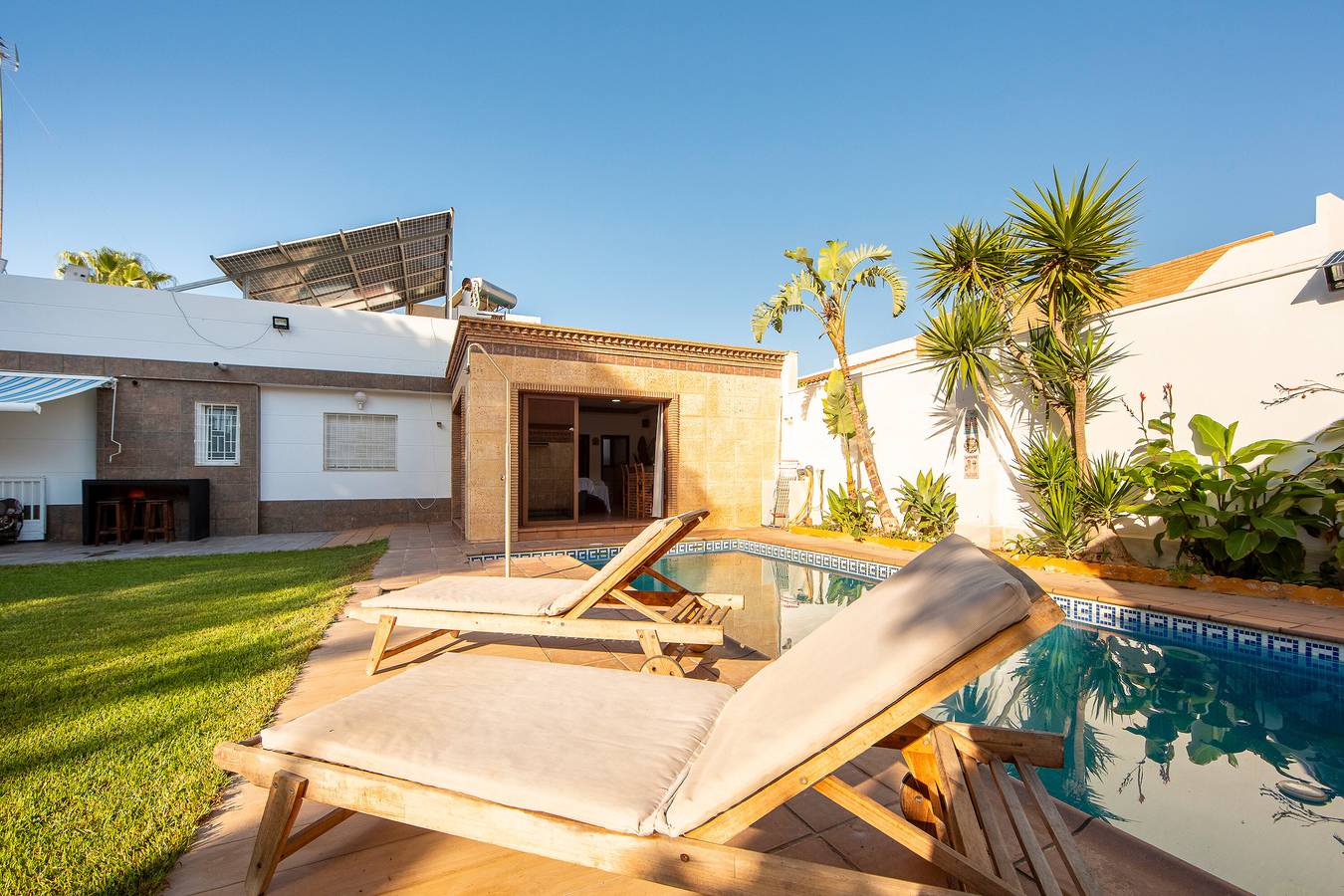 Ganze Wohnung, 'Apartamento Invitados Con Piscina' mit privatem Pool, Wlan und Klimaanlage in Urbanización Roquetas de Mar, Roquetas de Mar