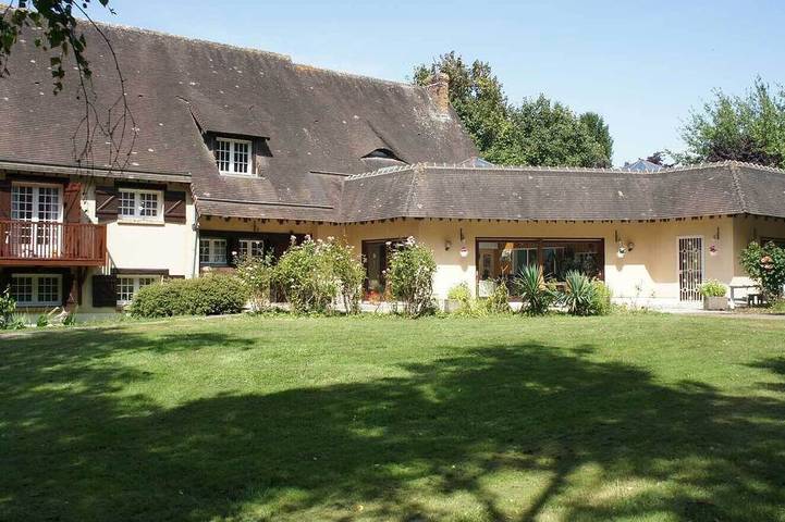 Location de vacances pour 15 personnes, avec jacuzzi et jardin ainsi que balcon et sauna à Renneville (Eure)