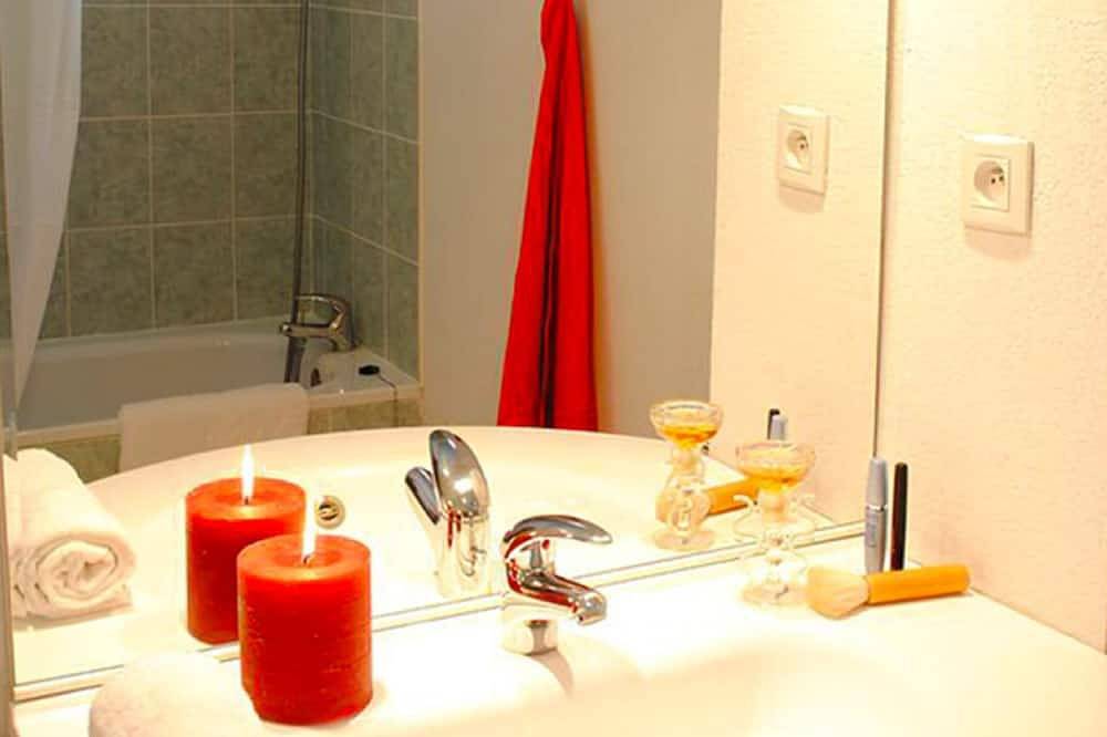 Entire apartment, Sun Hols les Rives du Lac by Interhome in Saint-Saturnin-lès-Avignon, Vaucluse