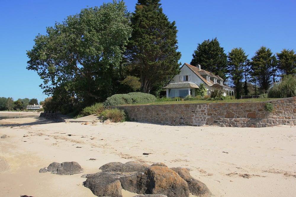 Strandferienhaus in außergewöhnlicher Lage mit spektakulärer Aussicht in Jonville, Réville