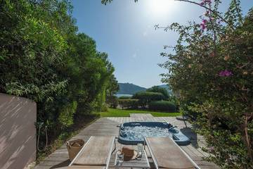 Villa pour 4 personnes, avec terrasse et jacuzzi ainsi que piscine et jardin, animaux acceptés dans Santa Giulia