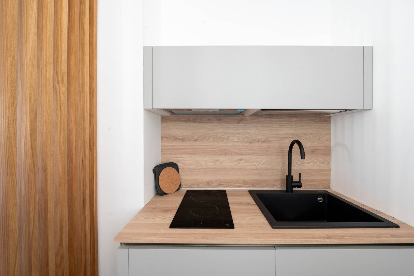 Entire studio, Apartment 'La Sfinge' with Private Terrace, Wi-Fi and Air Conditioning in Torre Dell'orso, Lecce Province