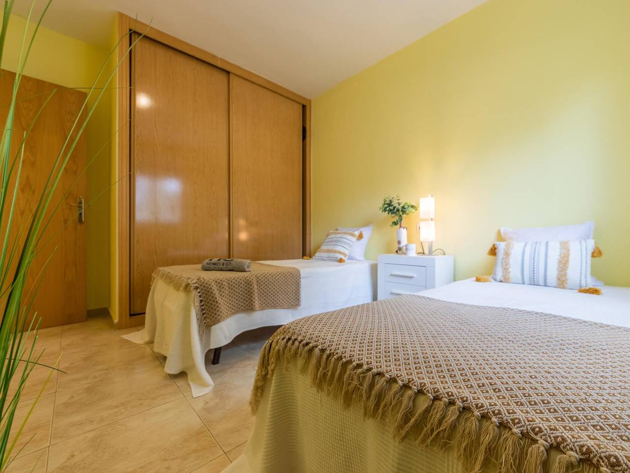 Entire apartment, Spacious Duplex with Terrace, Pool & Parking Near the Beach in Salou in Platja de la Pineda, Costa Dorada