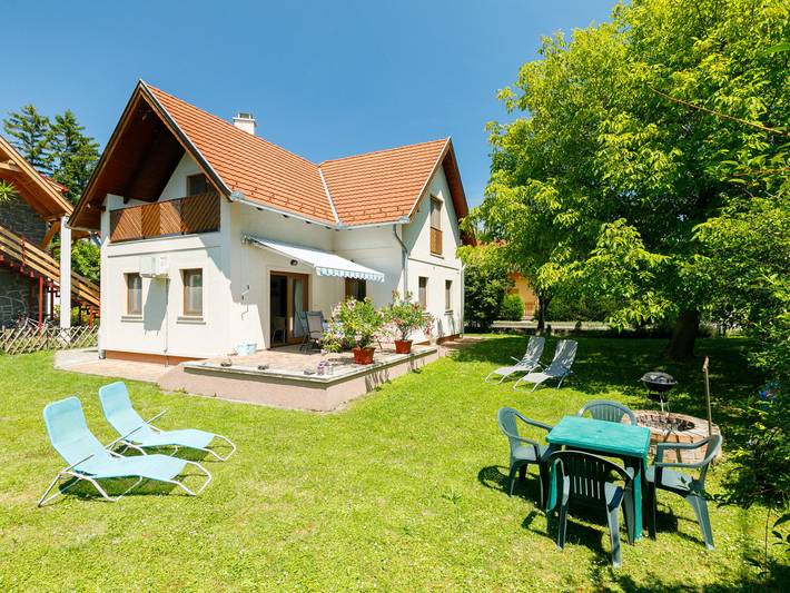 Ferienhaus für 8 Personen, mit Balkon und Terrasse sowie Garten in Balatonakali