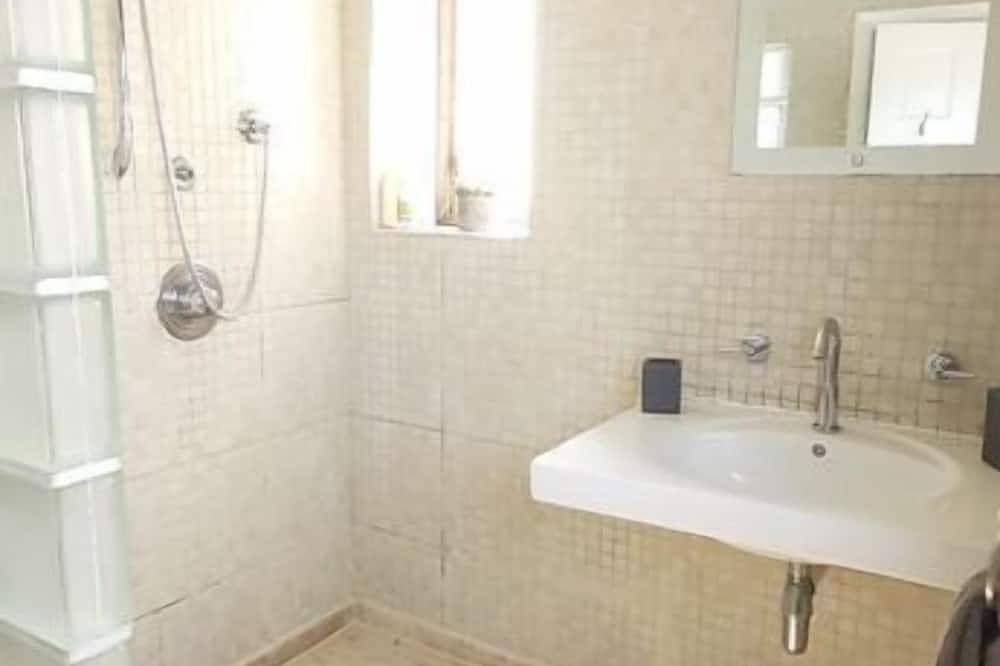 Beach House with huge deck & hot tub leading directly onto Shoreham Beach in Adur, West Sussex