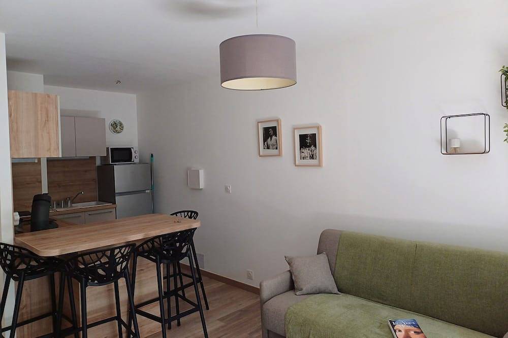 Entire apartment, \"Sous le Mûrier\": apartment 5 minutes from the sea on foot in Saintes-Maries-de-la-Mer, Arles region