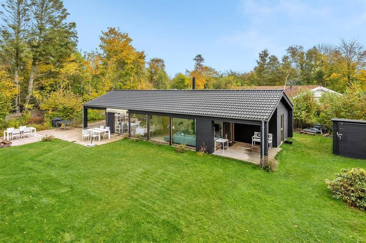 Ferieudlejning for 7 personer, med terrasse og sauna samt have i Asserbo