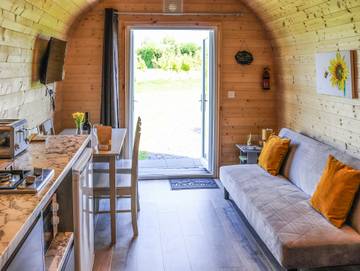 Glamping for 4 People in Brynsiencyn, Isle of Anglesey, Photo 2