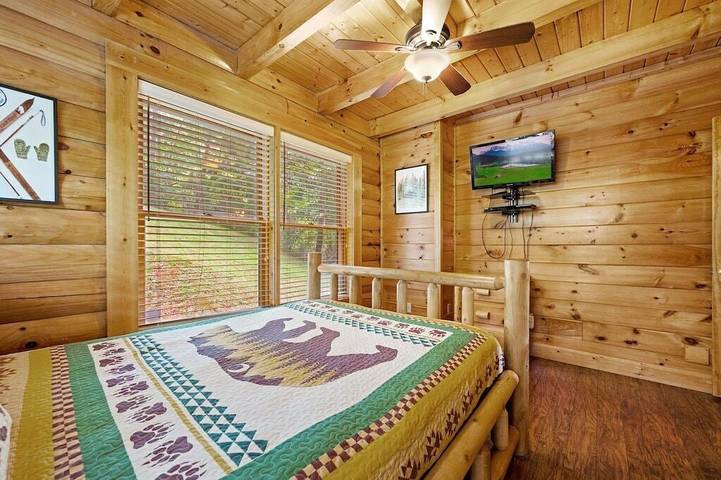 Glamping for 10 people, with pool and hot tub as well as yard, with pets in Gatlinburg