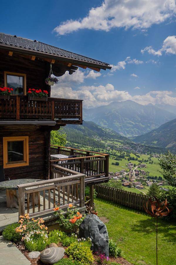 Ferienwohnung für 4 Personen, mit Terrasse und Ausblick in Virgen