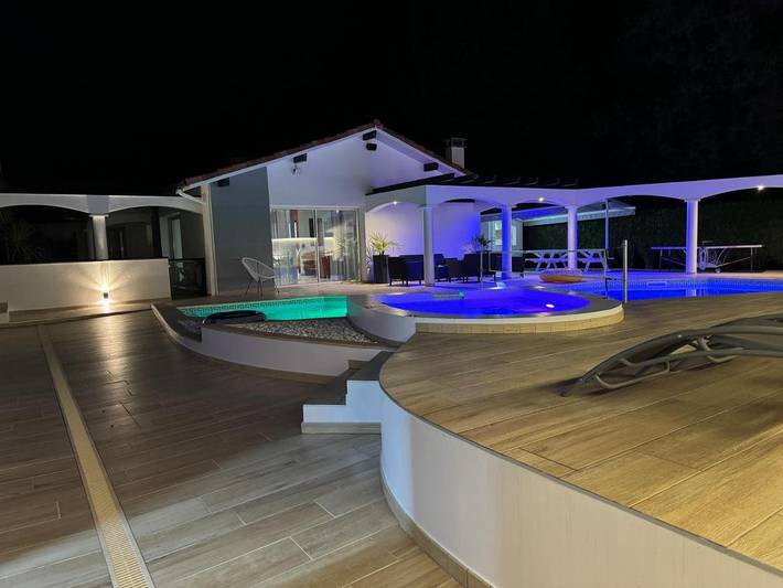 Location de vacances pour 10 personnes, avec Jacuzzi et Terrasse ainsi que Jardin et Piscine à Narrosse