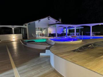 Location de vacances pour 10 personnes, avec jardin ainsi que piscine et jacuzzi à Narrosse