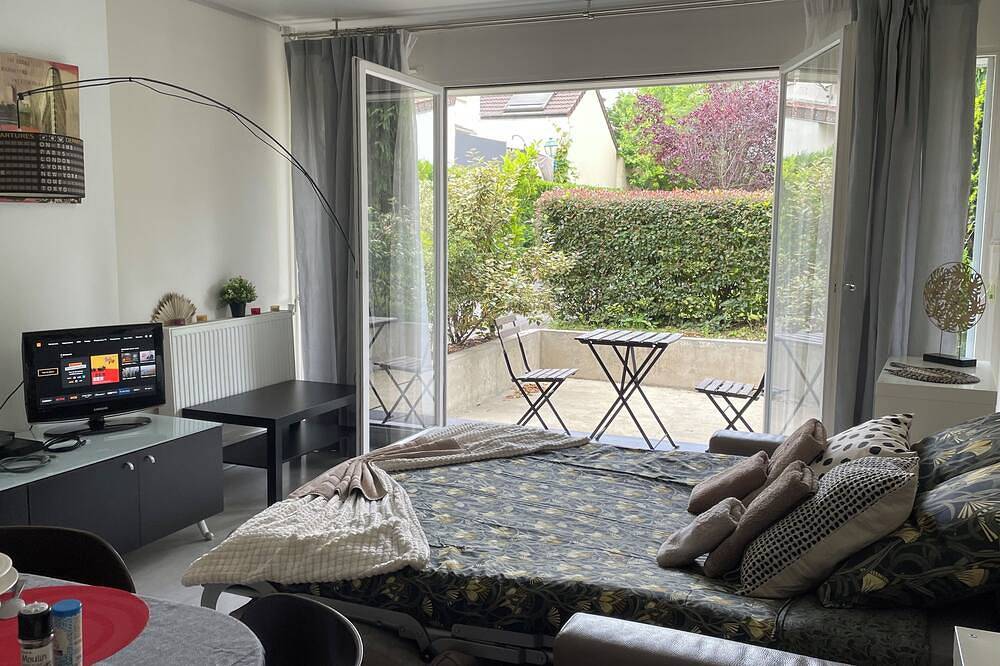 Entire apartment, Charming studio located in a landscaped, secure residence with janitor. in Asnières-sur-Seine, Hauts-de-Seine