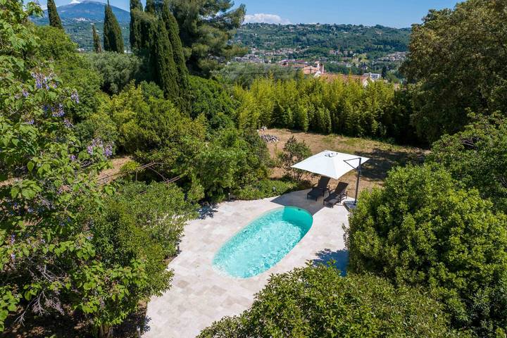 Gîte pour 4 personnes, avec terrasse ainsi que piscine et jardin, animaux acceptés à Grasse - 2