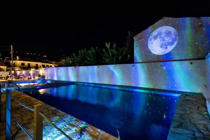 Hôtel pour 5 personnes, avec bassin pour enfant ainsi que piscine et balcon