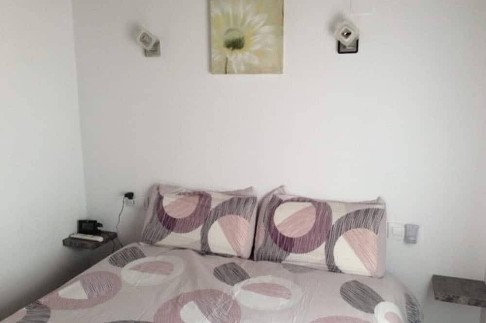 Detached villa with pool, 10km from Benidorm and 5km from the seaside in Altea in la Nucia, Costa Blanca