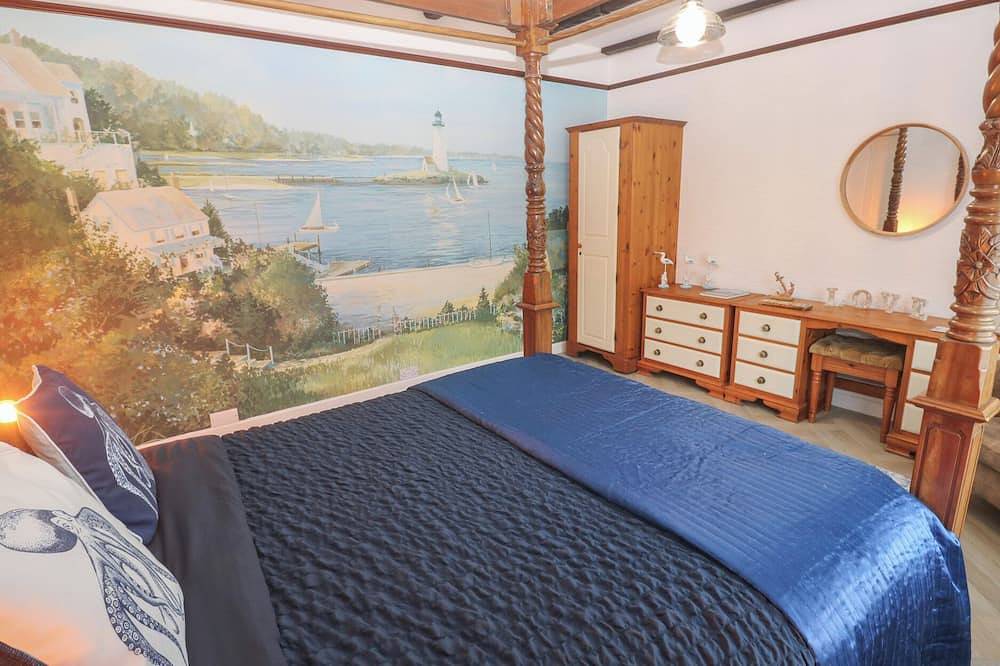 Lighthouse, romantic, country holiday cottage in Praa Sands in Praa Sands, Cornwall