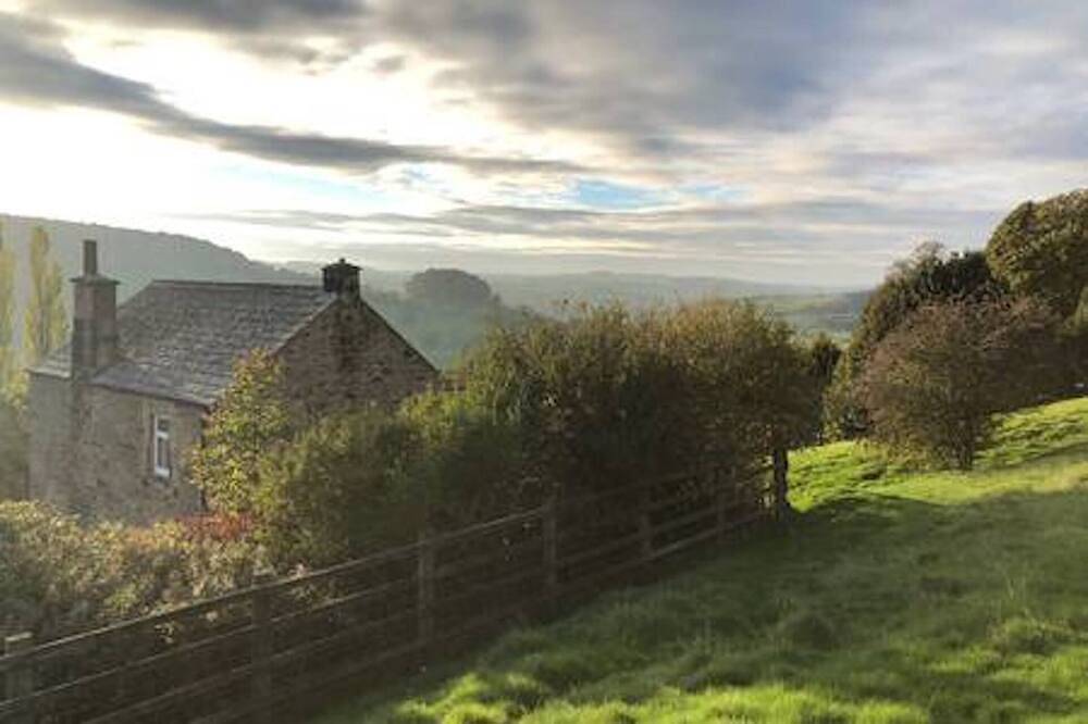 Cosy cottage, stunning views near Chatsworth in Northwood and Tinkersley, Derbyshire