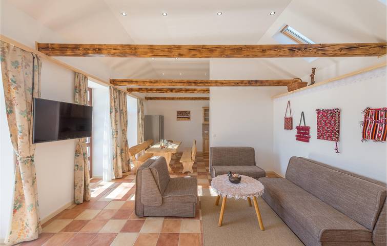 Geräumige 2-Zimmer-Wohnung mit Pool und Terrasse, inklusive Parkplatz in Dalmatinisches Zagora
