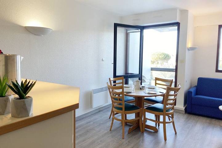 Gîte pour 4 personnes, avec jardin et piscine dans Plage de la Légenèse