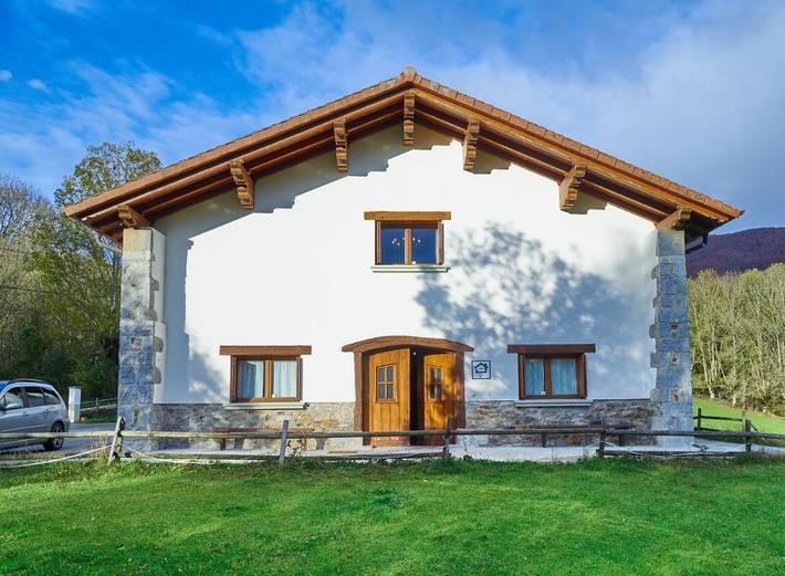 Casa rural para 9 personas, con jardín y vistas, Se admiten mascotas en Navarra