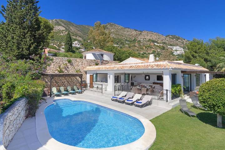 Chalet para 12 personas, con jardín y terraza además de vistas y piscina - 1