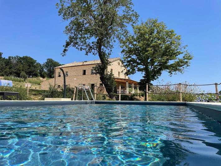 Privatzimmer für 2 Personen, mit Terrasse und Garten sowie Pool und Ausblick