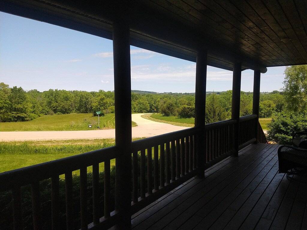 Amazing Log Cabin with Beautiful Views at Apple Canyon Lake in Jo Daviess County