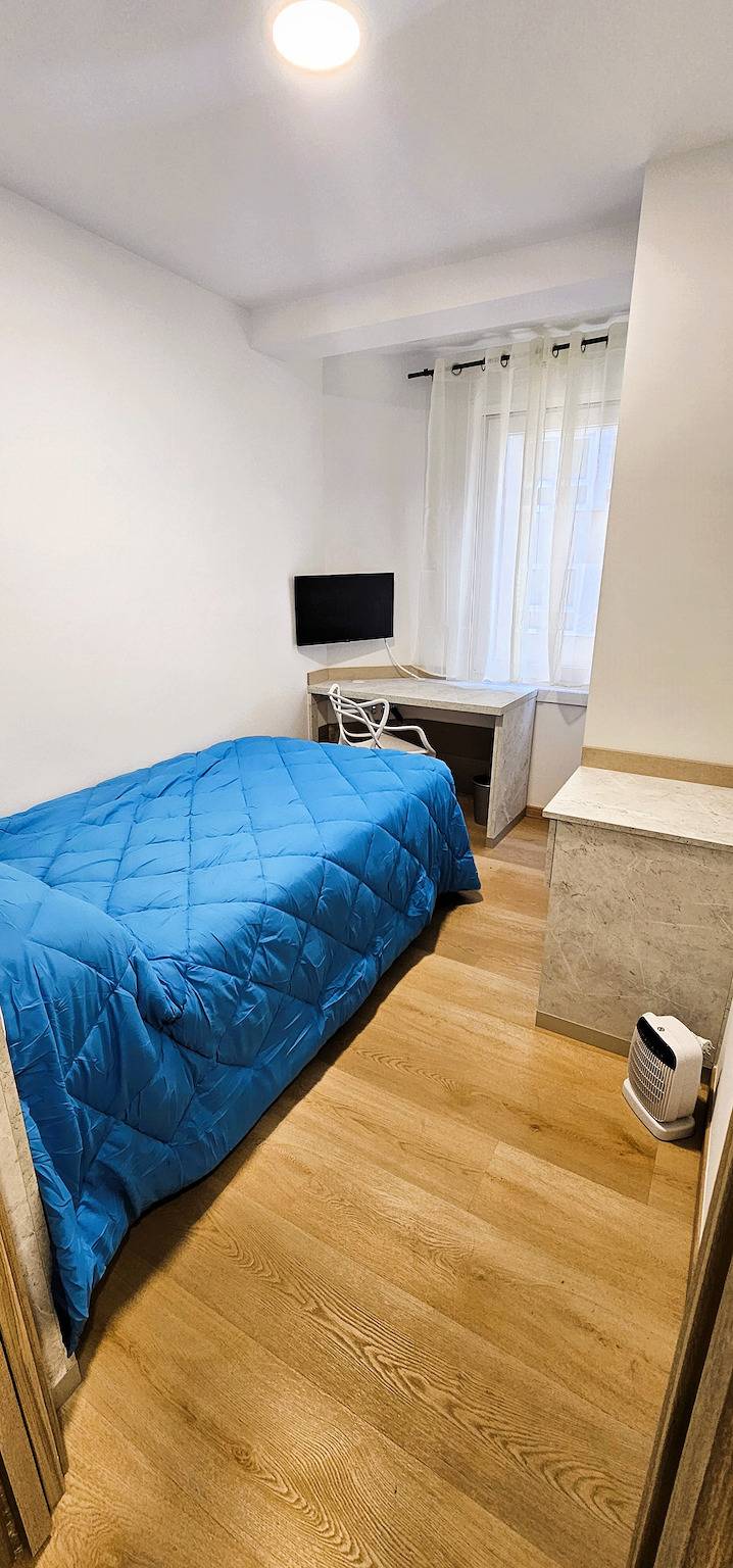 Apartamento vacacional entero, Vacansis  A Coruña Habitaciones Planta 2º nº4 in La Coruña, Costa de Galicia