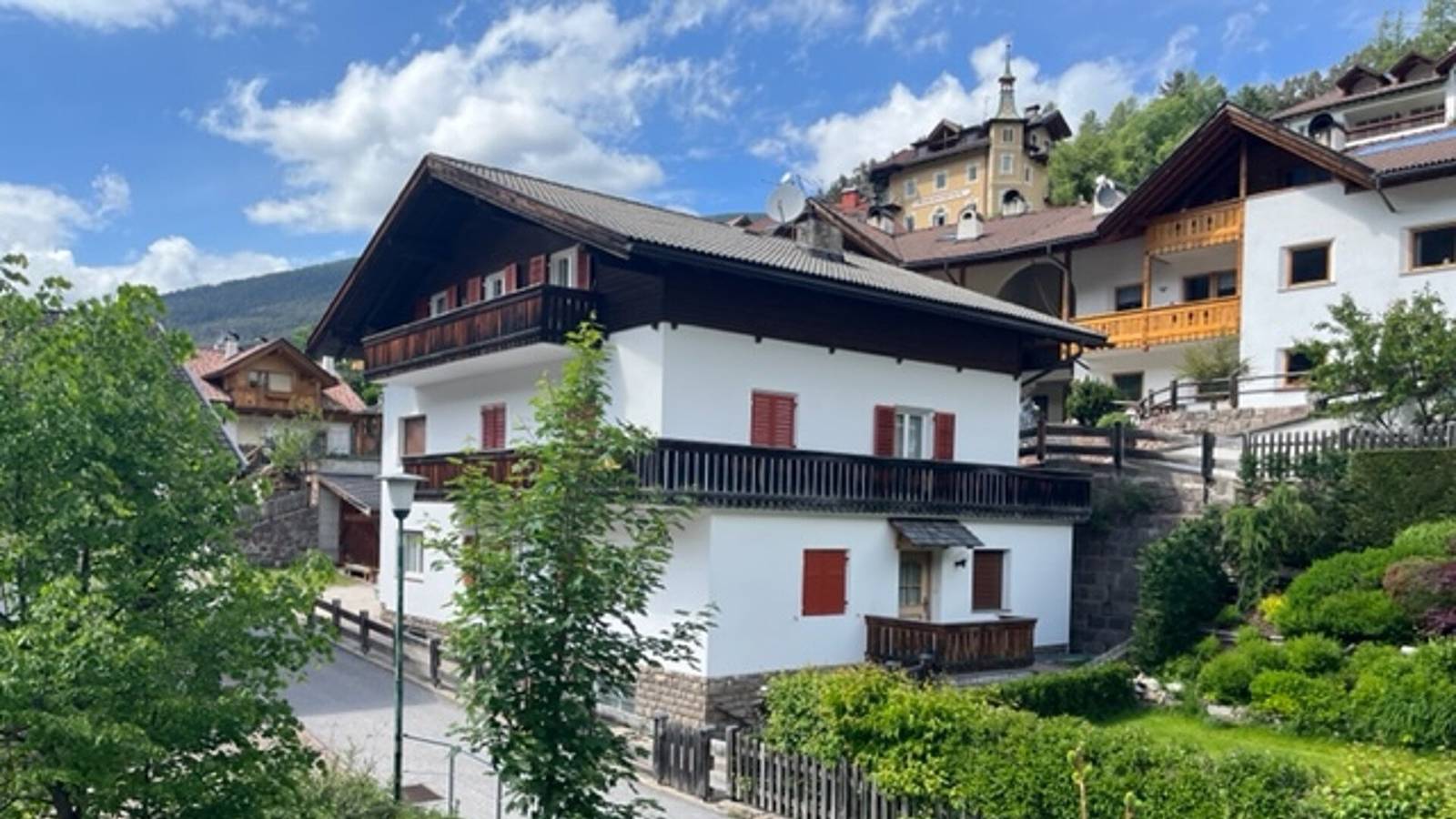 Ganze Wohnung, Ferienwohnung 'Goller Pilat' mit Bergblick, privater Terrasse und Wi-Fi in St. Ulrich in Gröden, Dolomiti Superski