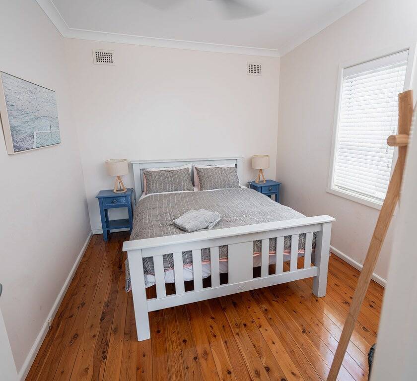 Beobachten Sie Wales und Delfine in diesem Ferienhaus am Strand von der Terrasse aus. in Culburra Beach, New South Wales