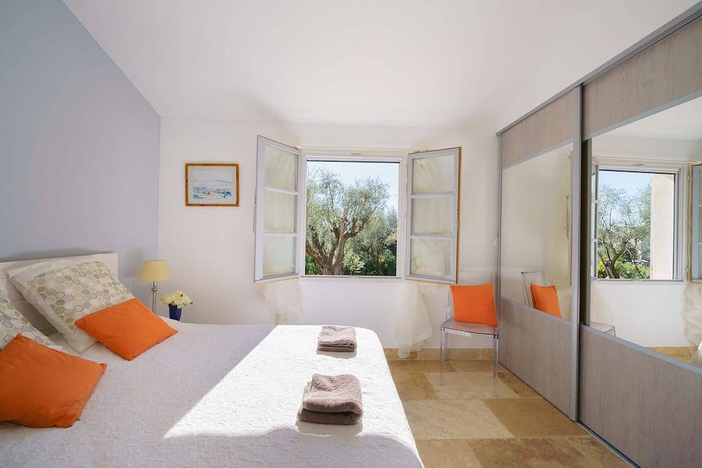 Bastide au milieu d'une oliveraie centenaire avec piscine et jacuzzi classée 5 * in Tourrettes-sur-Loup, Côte méditerranéenne (France)