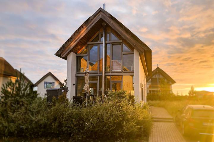Strandhaus für 8 Personen, mit Ausblick und Terrasse sowie Seeblick und Sauna in Heiligenhafen