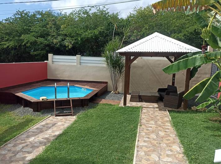 Gîte pour 4 personnes, avec terrasse ainsi que jardin et piscine