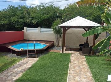 Gîte pour 4 personnes, avec piscine ainsi que terrasse et jardin en Guadeloupe