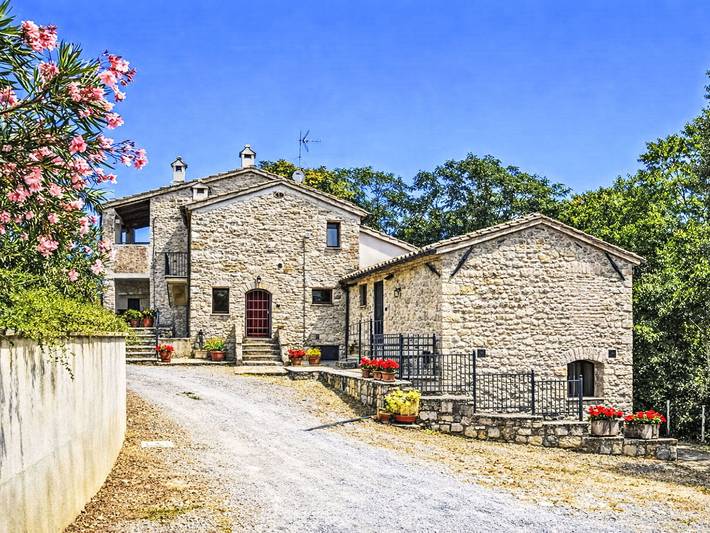 Agriturismo per 5 persone, con piscina e giardino, con animali domestici a Perugia