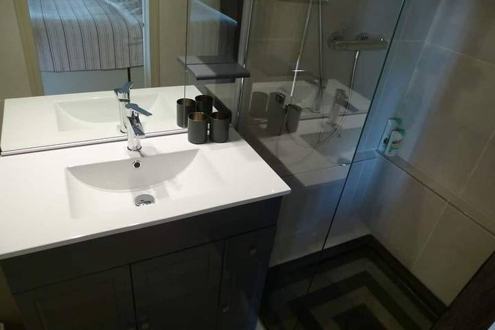 Gîte pour 2 personnes, avec terrasse ainsi que jardin et piscine à Sanilhac-Sagriès - 4