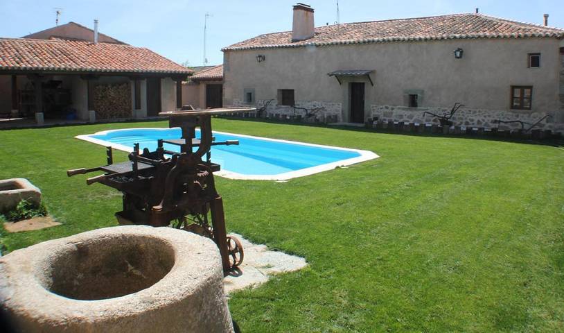 Casa rural para 12 personas, con jardín y piscina, Se admiten mascotas en Alaraz