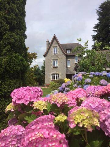 Gîte pour 2 personnes, avec vue ainsi que piscine et jardin dans Maen-Roch