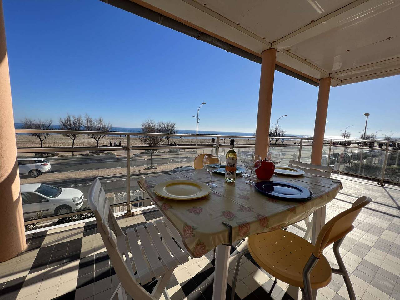 Appartement entier, T4 1er ét. 3 ch, terrasse, 10m plage, parking in Valras-Plage, Côte méditerranéenne (France)