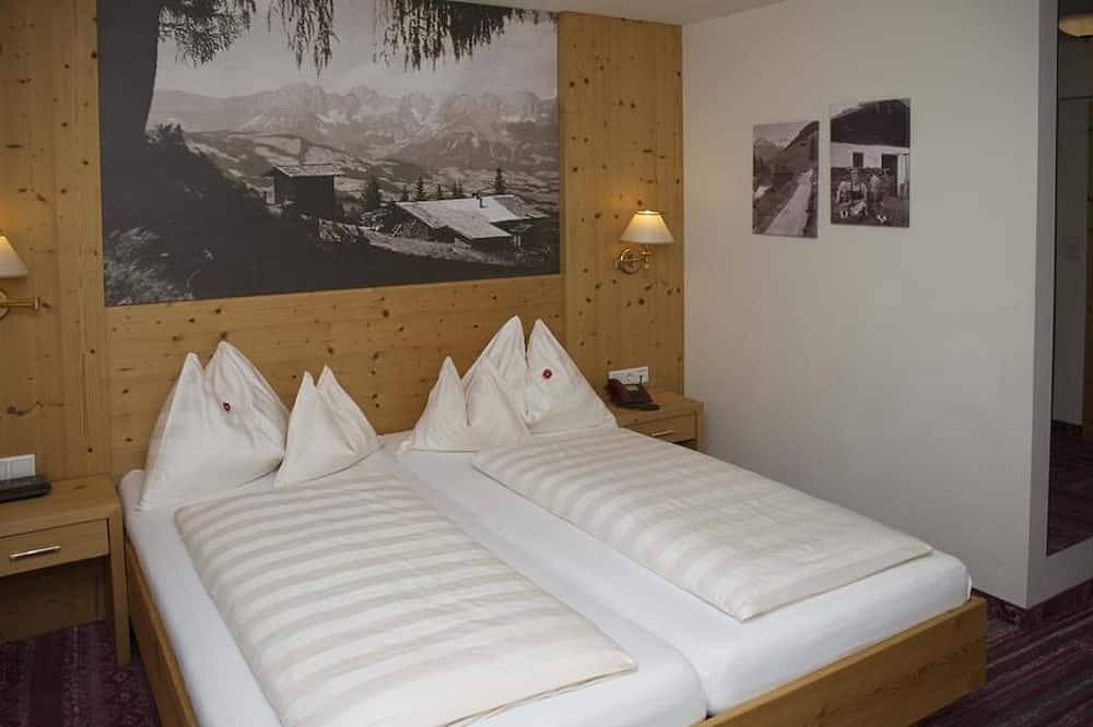 Komfort-Doppelzimmer mit Dusche, Wc - Landhotel Föhrenhof in Ellmau, Kaisergebirge