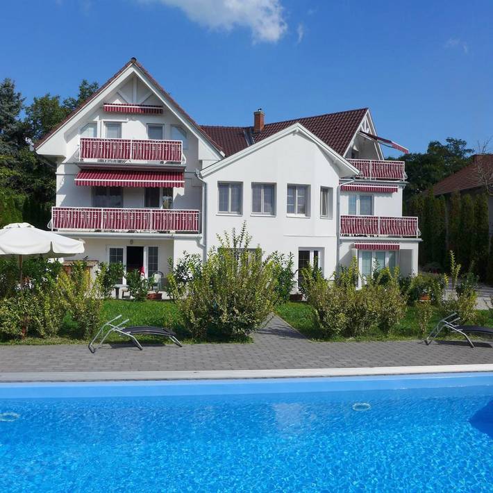 Bed and Breakfast für 2 Personen, mit Terrasse und Garten sowie Pool und Ausblick in Balatongyörök