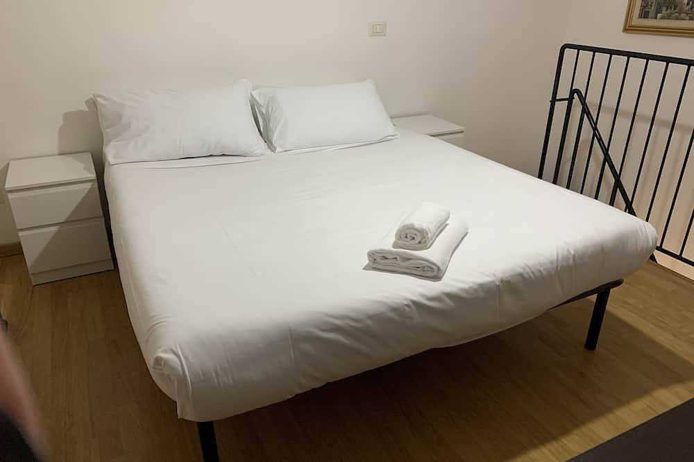 Appartamento intero, City centre apartment in historical building surrounded by green courtyard in Roma, Provincia di Roma