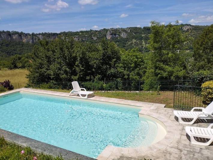Location de vacances pour 4 personnes, avec terrasse et piscine ainsi que jardin et vue à Arcambal