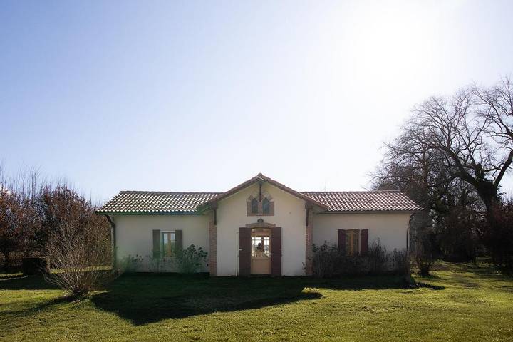 Location de vacances pour 6 personnes, avec Terrasse et Jardin ainsi que Piscine et Vue à Campet-et-Lamolère
