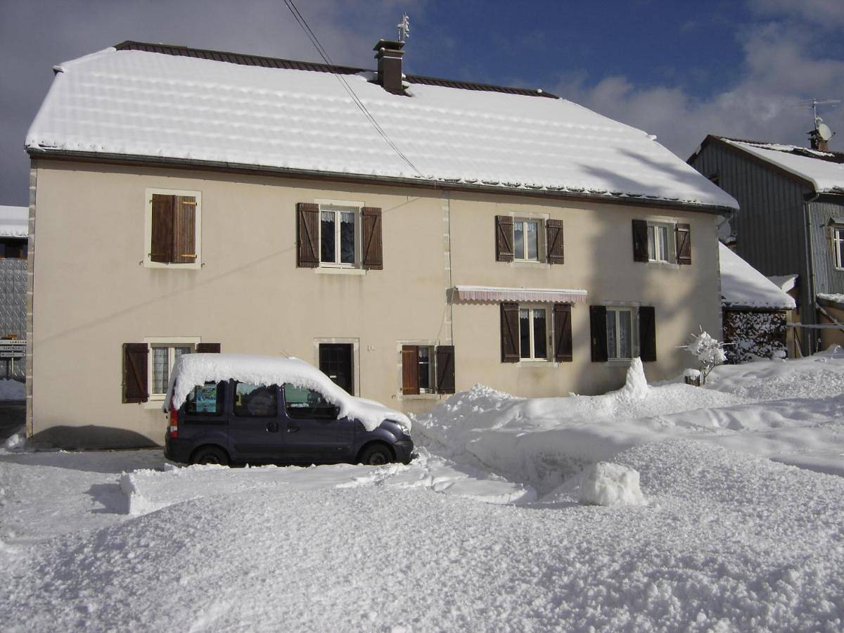 Appartement entier, Gites familiaux à Lajoux à 1180m d'altitude in Lajoux, Parc naturel régional du Haut-Jura